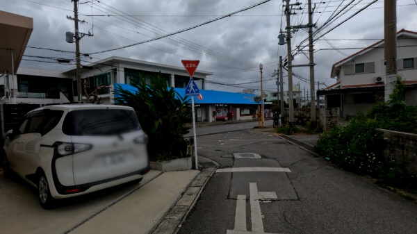 オニササ発祥の知念商会 青いテント屋根の外観