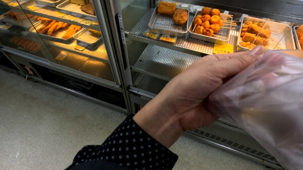 知念商会のショーケースに並ぶおかずとおにぎり