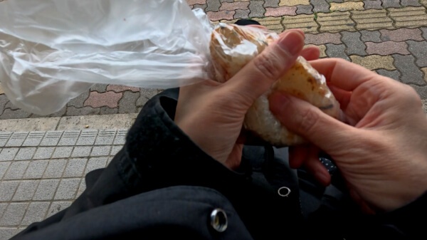 ベンチでオニササを食べる様子