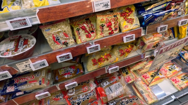 スーパーに並ぶ沖縄そばの充実したラインナップ