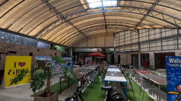 川平公園のお土産物屋周辺