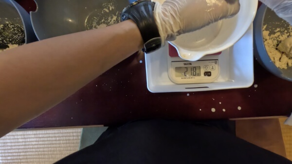 ジーマミー豆腐の材料を絞る工程