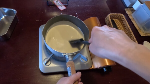ジーマミー豆腐の液を鍋で加熱する