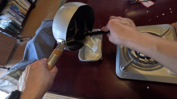 型に入れて冷やすジーマミー豆腐