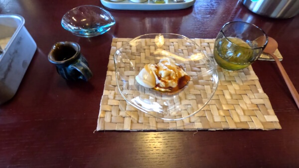 完成したジーマミー豆腐と調味料