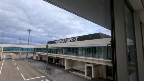 石垣空港到着時の曇り空