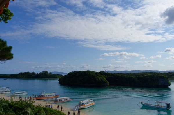 川平湾の透き通った海