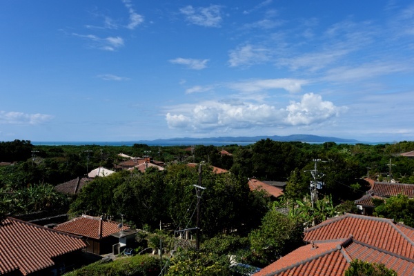 竹富島の赤瓦屋根と青空