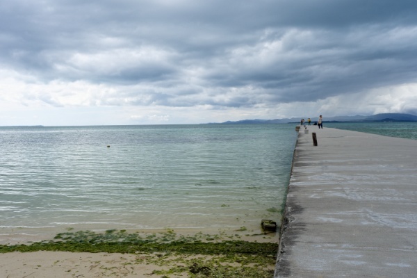 竹富島西桟橋と曇り空