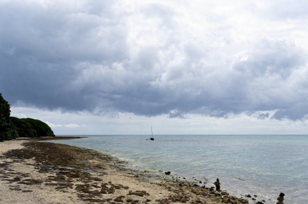 コンドイ浜へ向かう海岸線の道