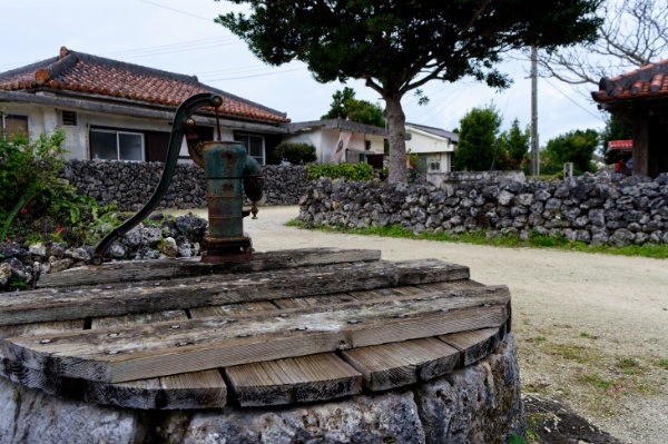 竹富島集落の石垣と赤瓦