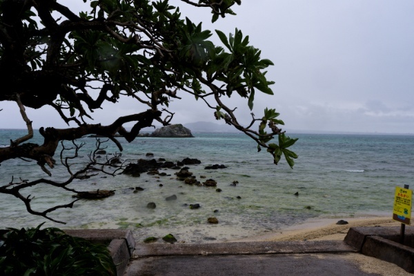 曇り空の竹富島の浜