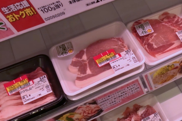 沖縄産豚肉が並ぶ精肉コーナー