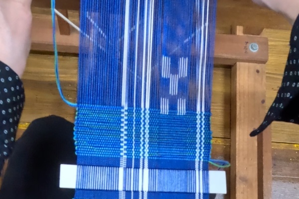 ミンサー織り体験中の手元（端がガタガタになっている）