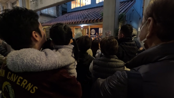 ユーグレナモールのフリーライブ会場に集まった人たち