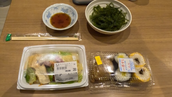地元スーパーで買ったお惣菜と海ぶどうの夕食